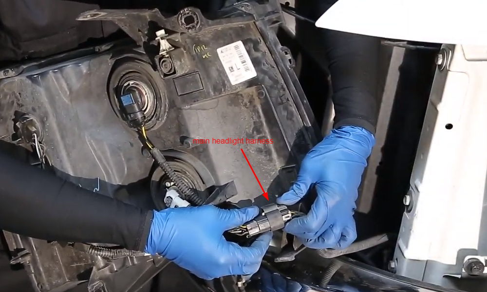 This is how you need to disconnect the main headlight harness